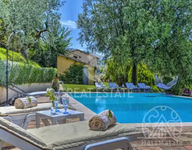 Buy in Italy for 990000€