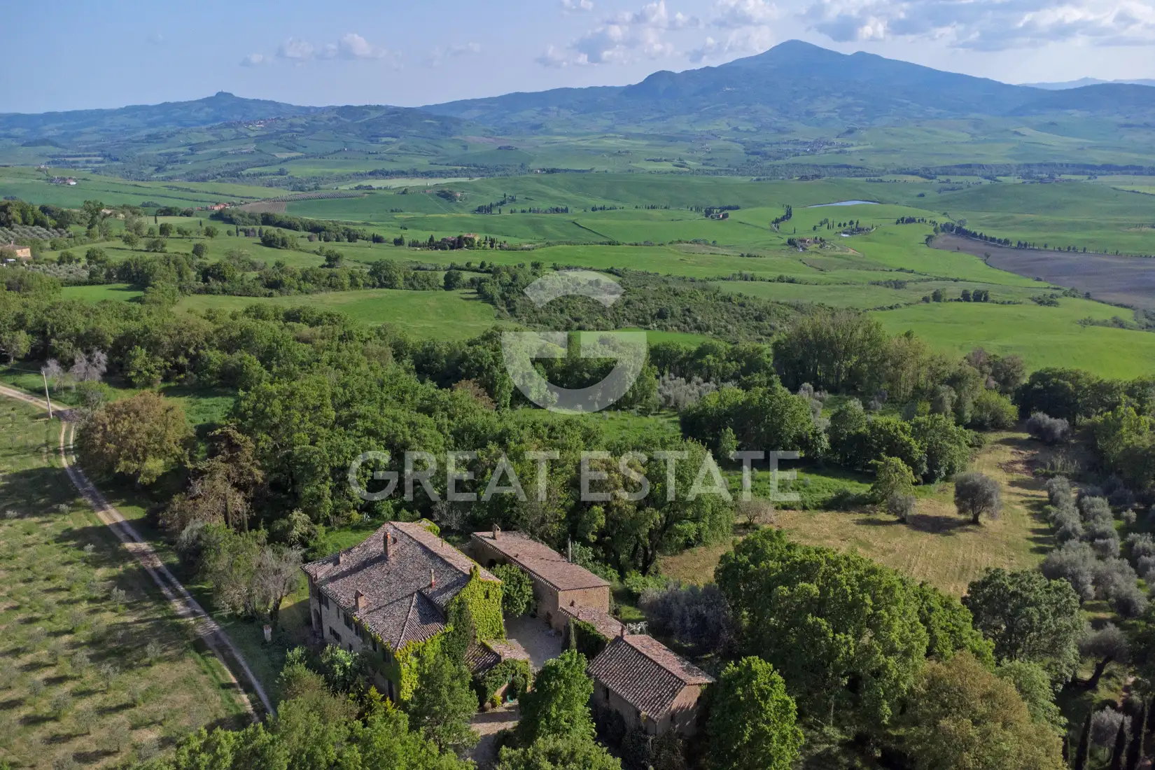 House 852m² in Italy, Siena. Priced at 3200000€ rent photo-3