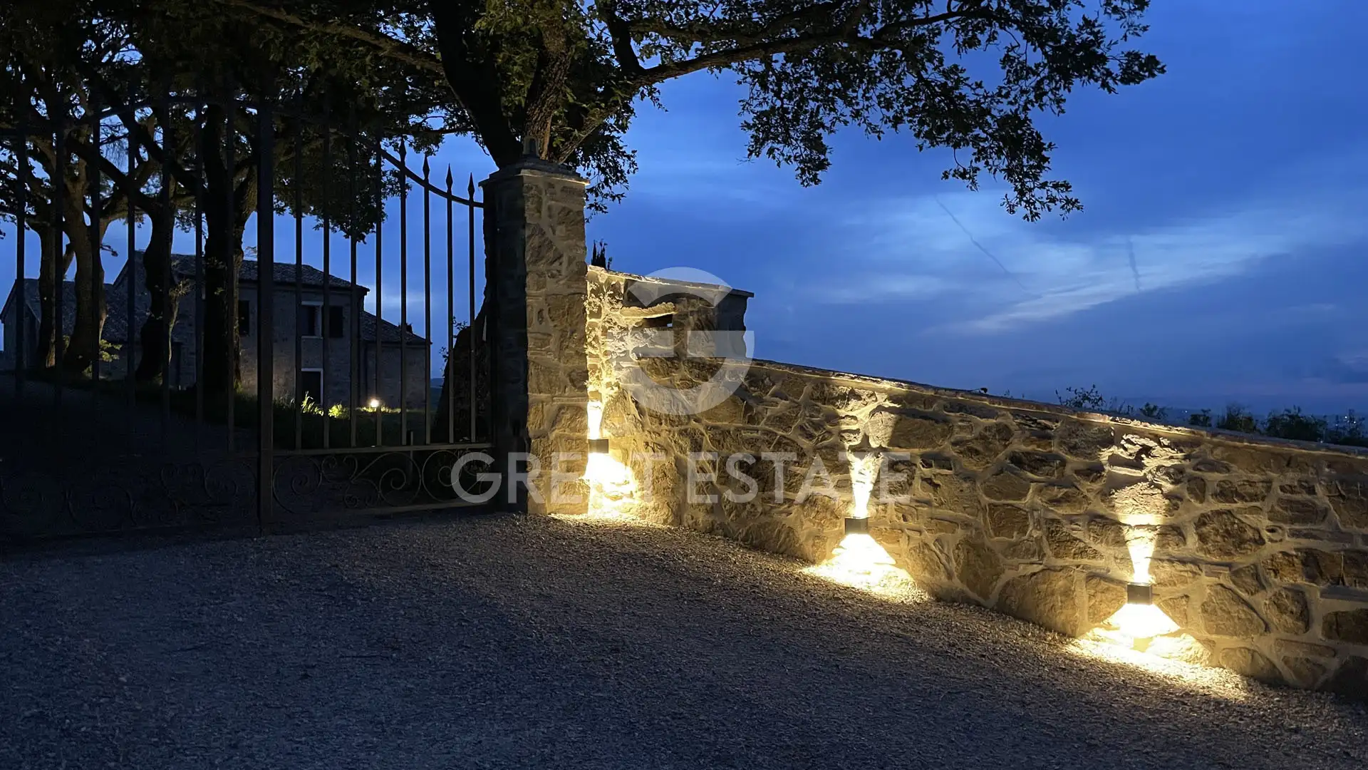 House 310m² in Italy, Siena. Priced at 1550000€ rent photo-15