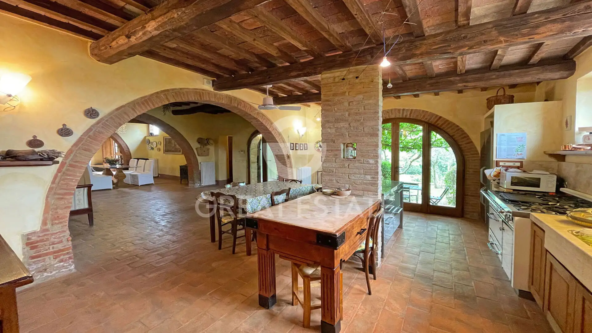 House 501m² in Italy, Arezzo. Priced at 1190000€ rent photo-12