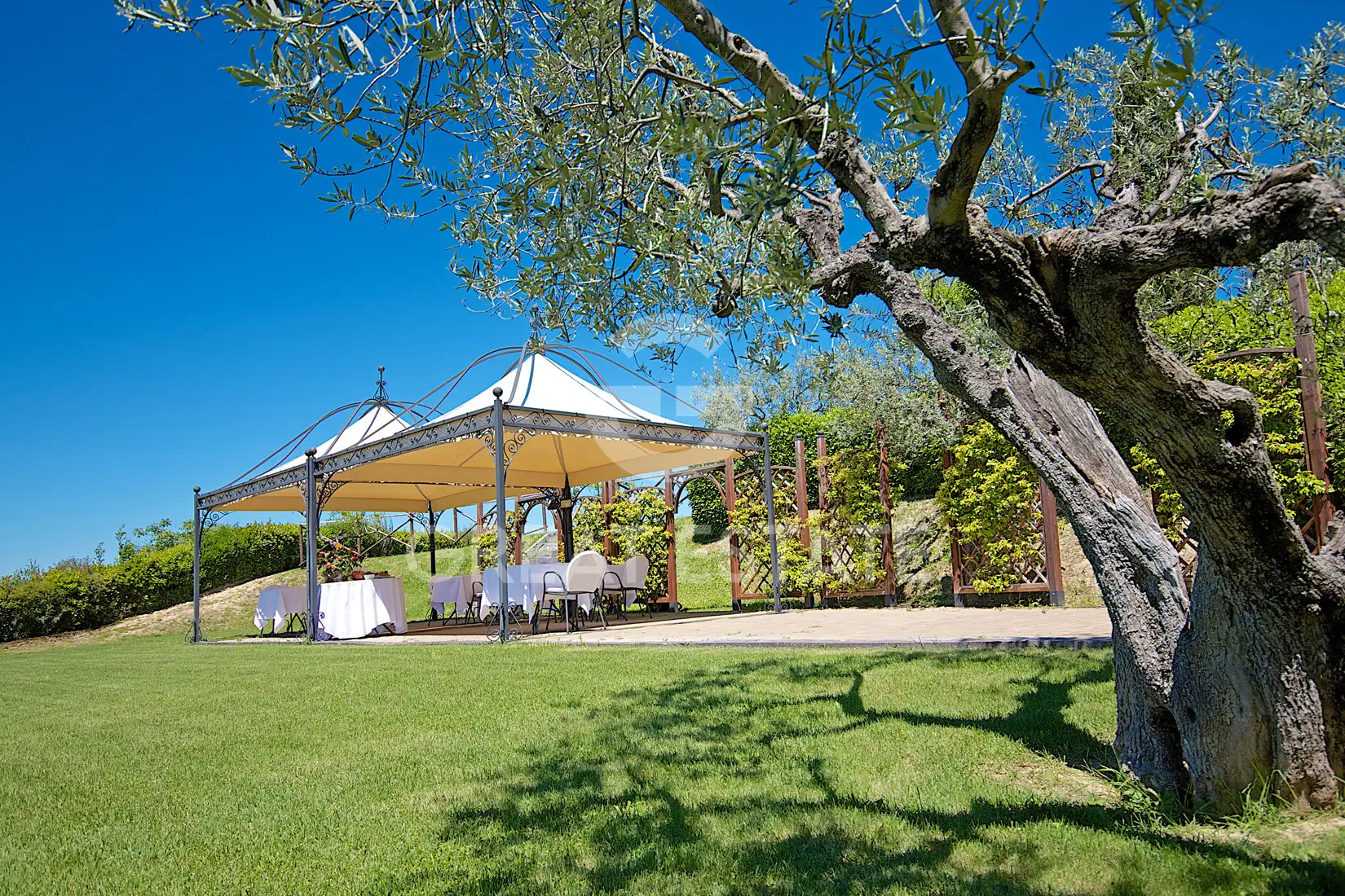 House 818m² in Italy, Perugia. Priced at 1480000€ rent photo-8