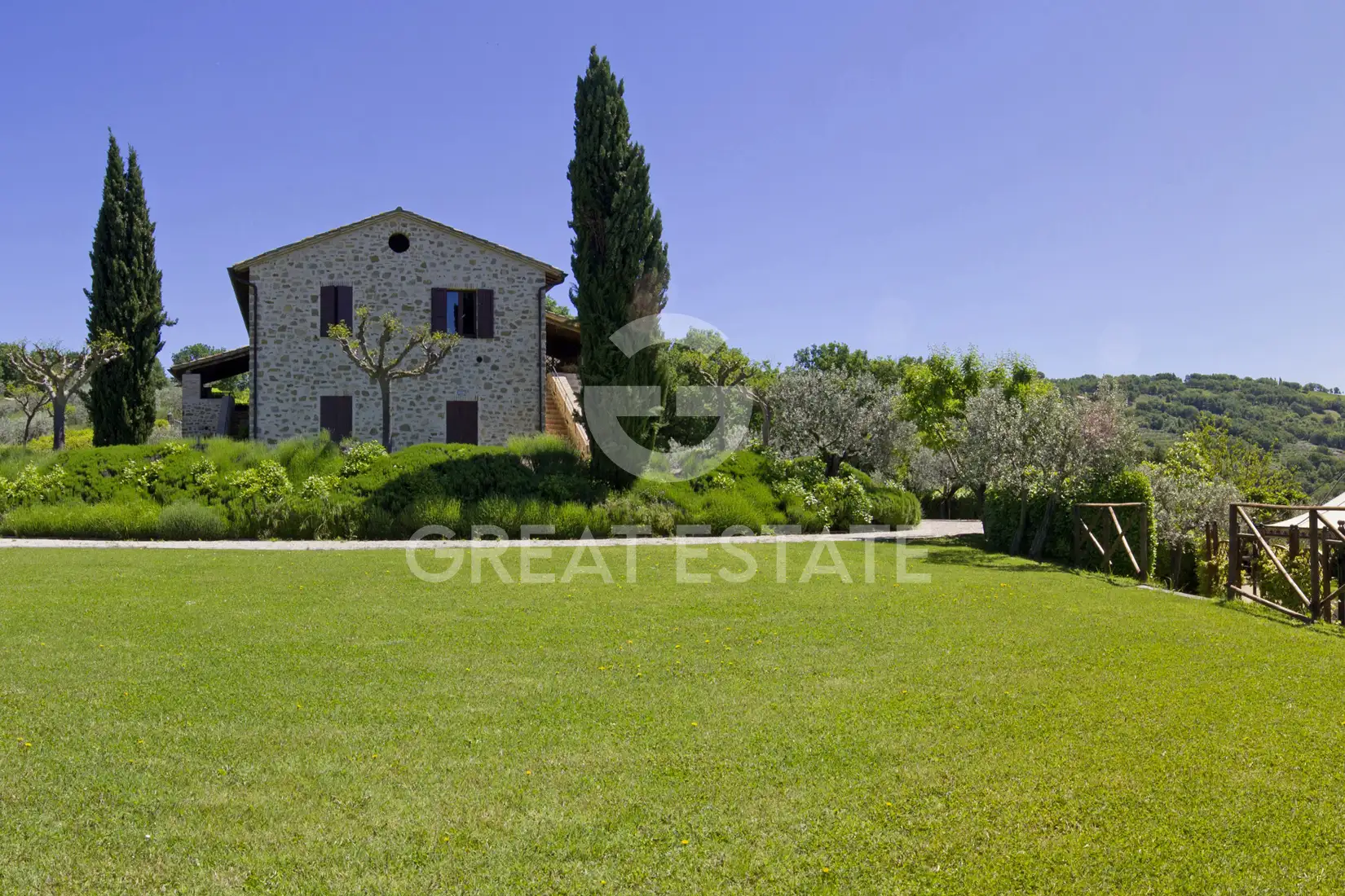 House 818m² in Italy, Perugia. Priced at 1480000€ rent photo-2