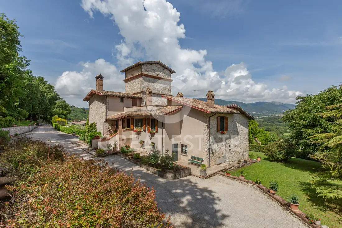 House 483m² in Italy, Perugia. Priced at 1080000€ rent photo-15