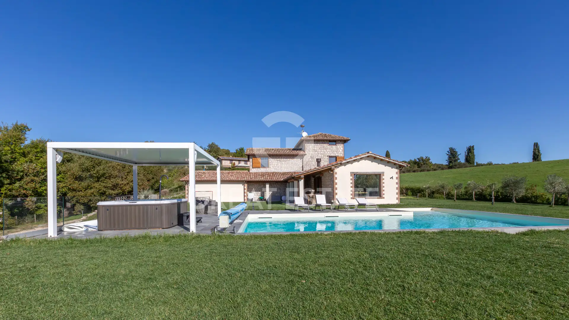 House 414m² in Italy, Terney. Priced at 1000000€ rent photo-4