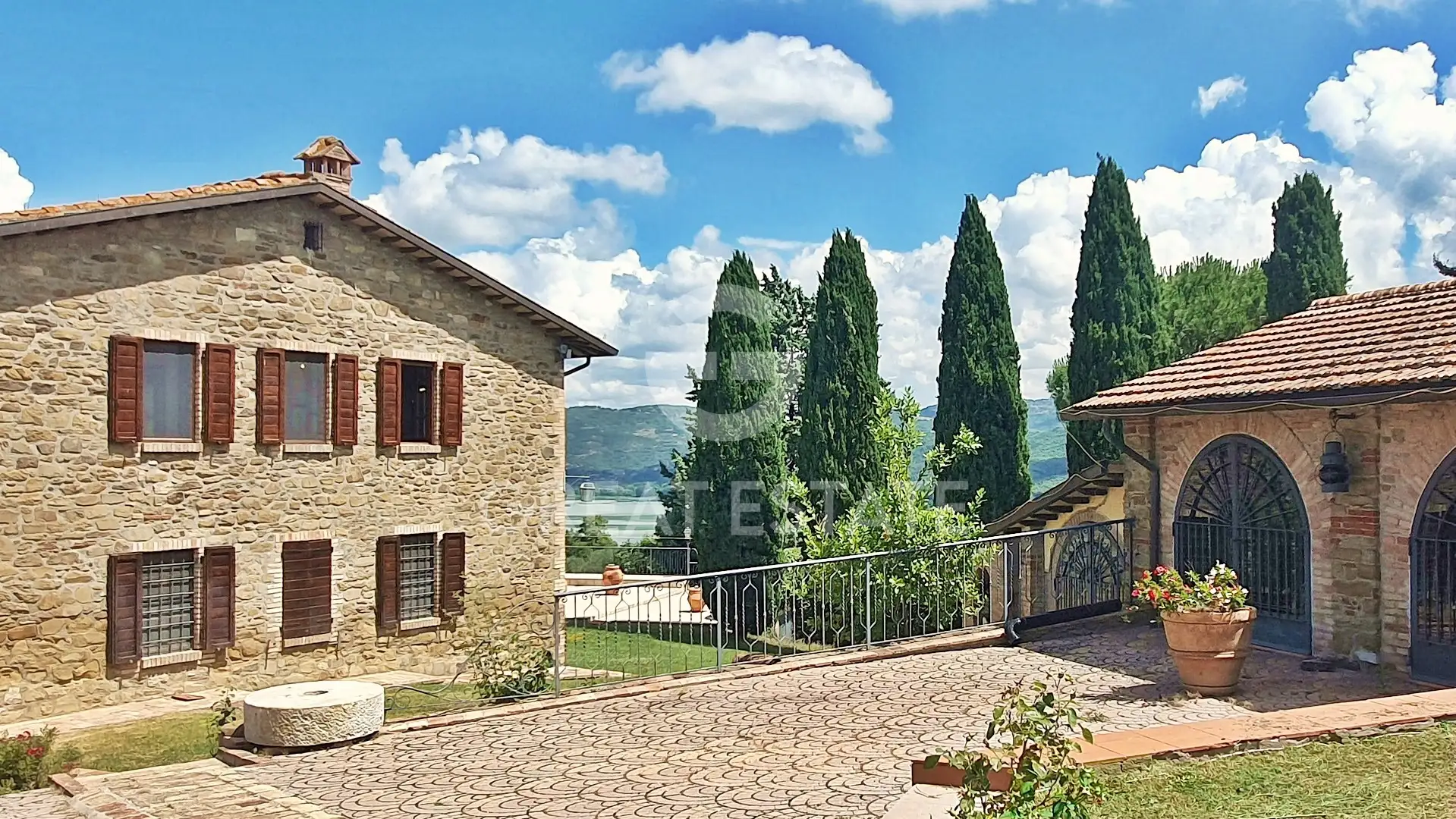 House 290m² in Italy, Perugia. Priced at 690000€ rent photo-3