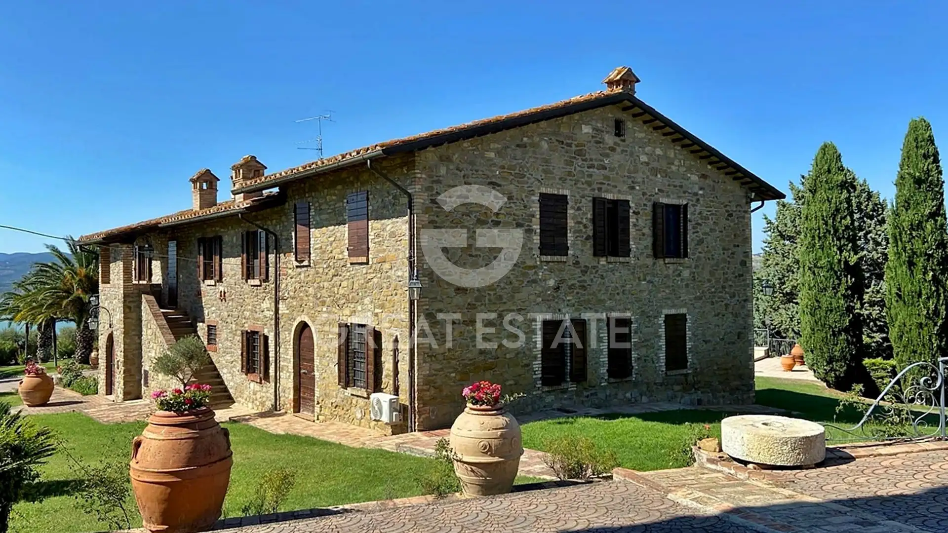 House 290m² in Italy, Perugia. Priced at 690000€ rent photo-4