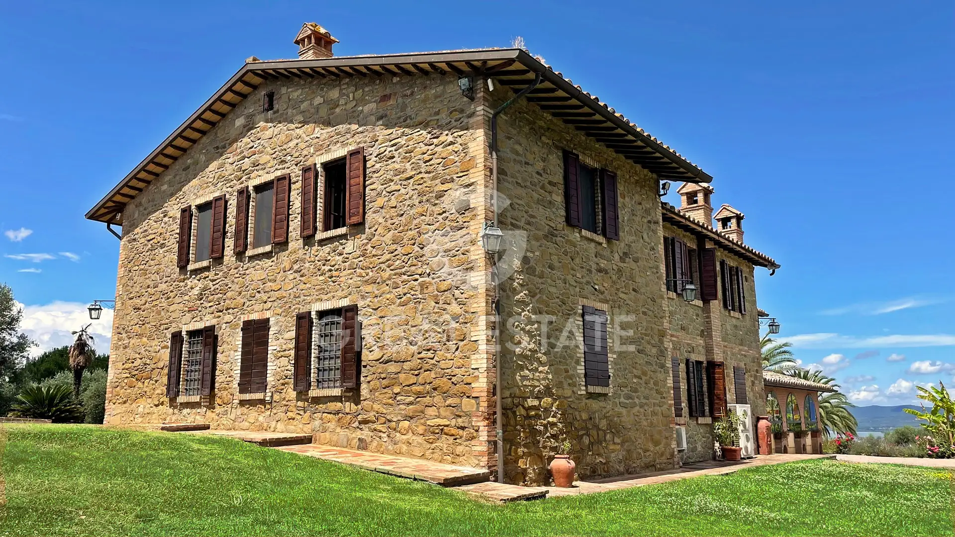 House 290m² in Italy, Perugia. Priced at 690000€ rent photo-6