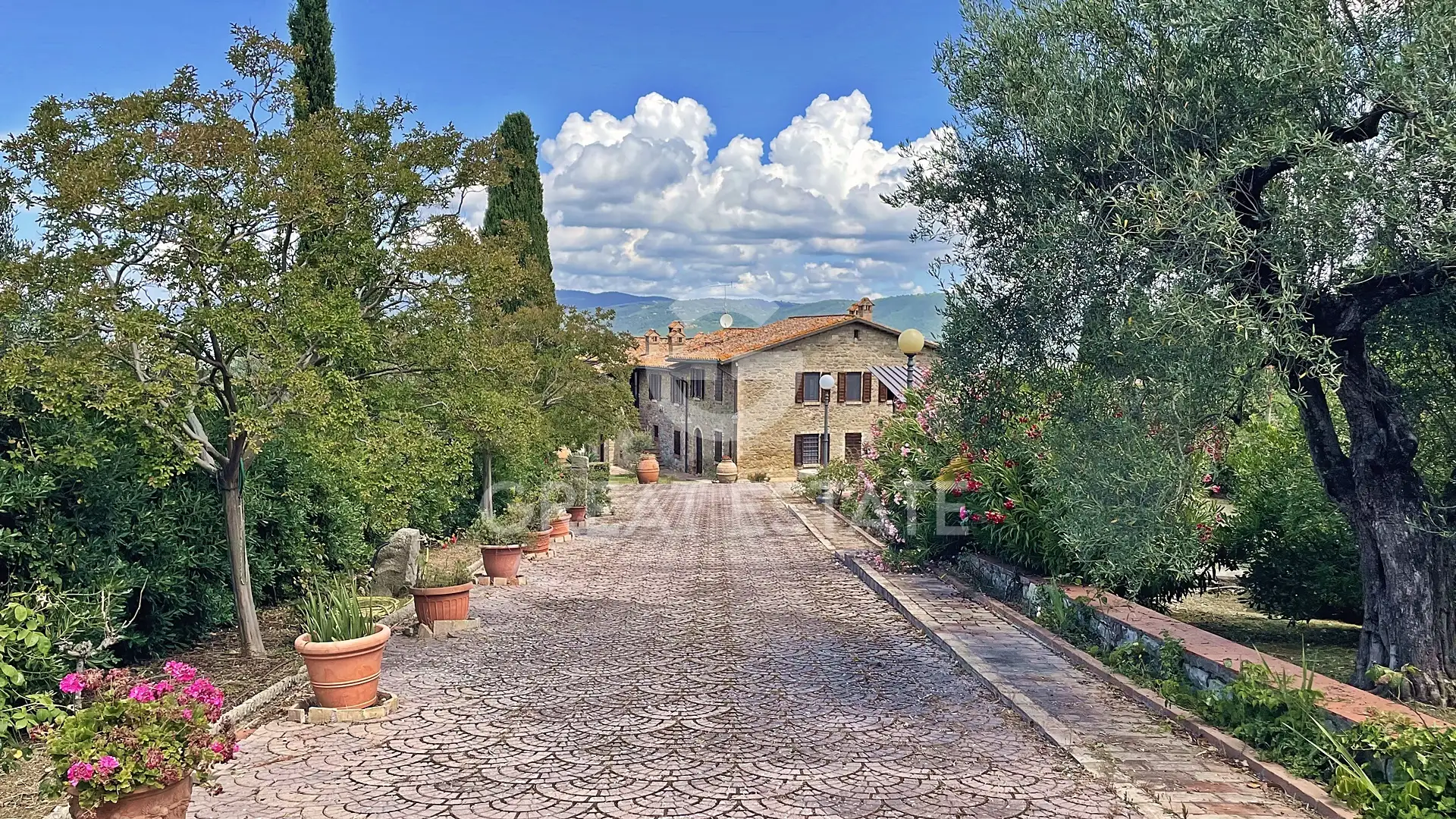 House 290m² in Italy, Perugia. Priced at 690000€ rent photo-7