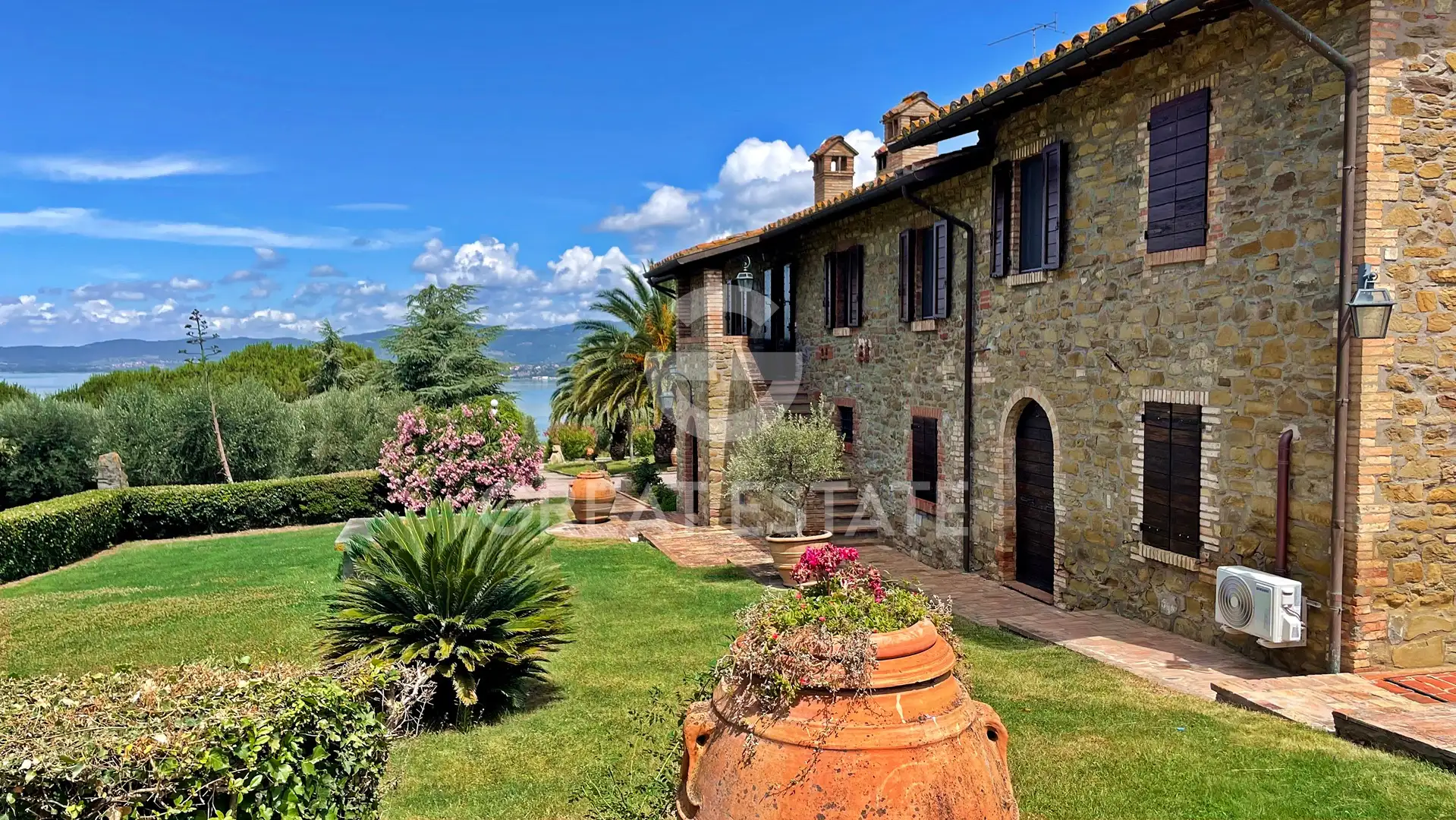 House 290m² in Italy, Perugia. Priced at 690000€ rent photo-8