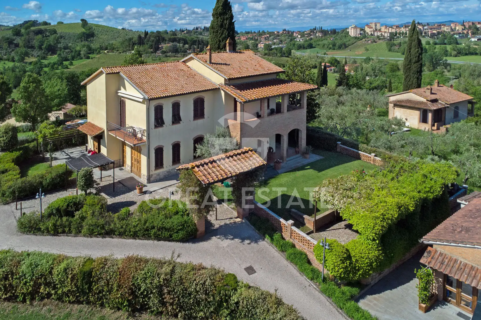 House 1174m² in Italy, Siena. Priced at 2250000€ rent photo-7