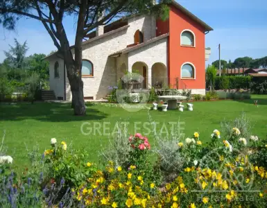 Buy in Italy for 700000€