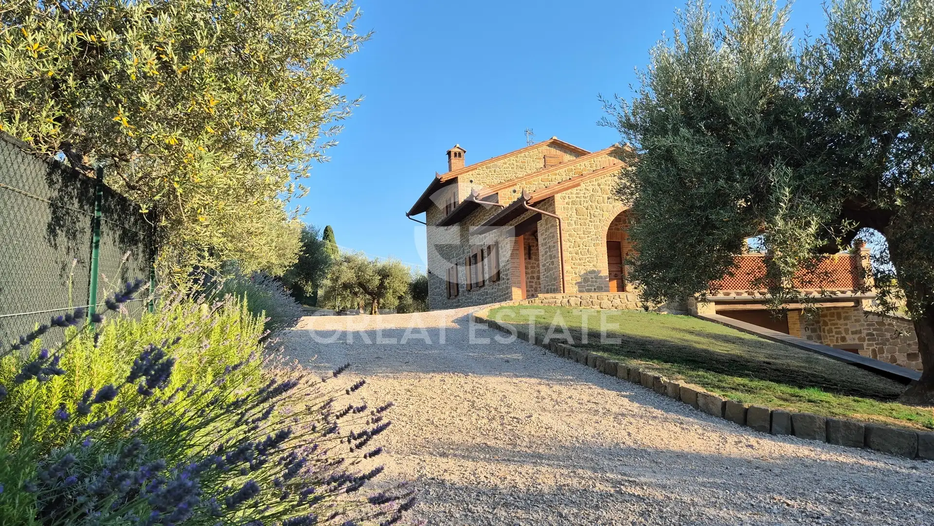 House 399m² in Italy, Perugia. Priced at 595000€ rent photo-2