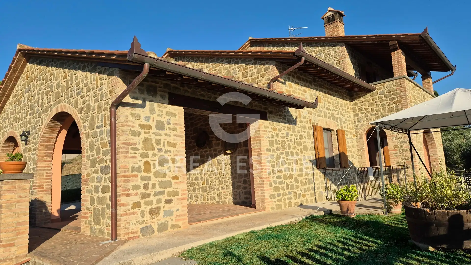 House 399m² in Italy, Perugia. Priced at 595000€ rent photo-3