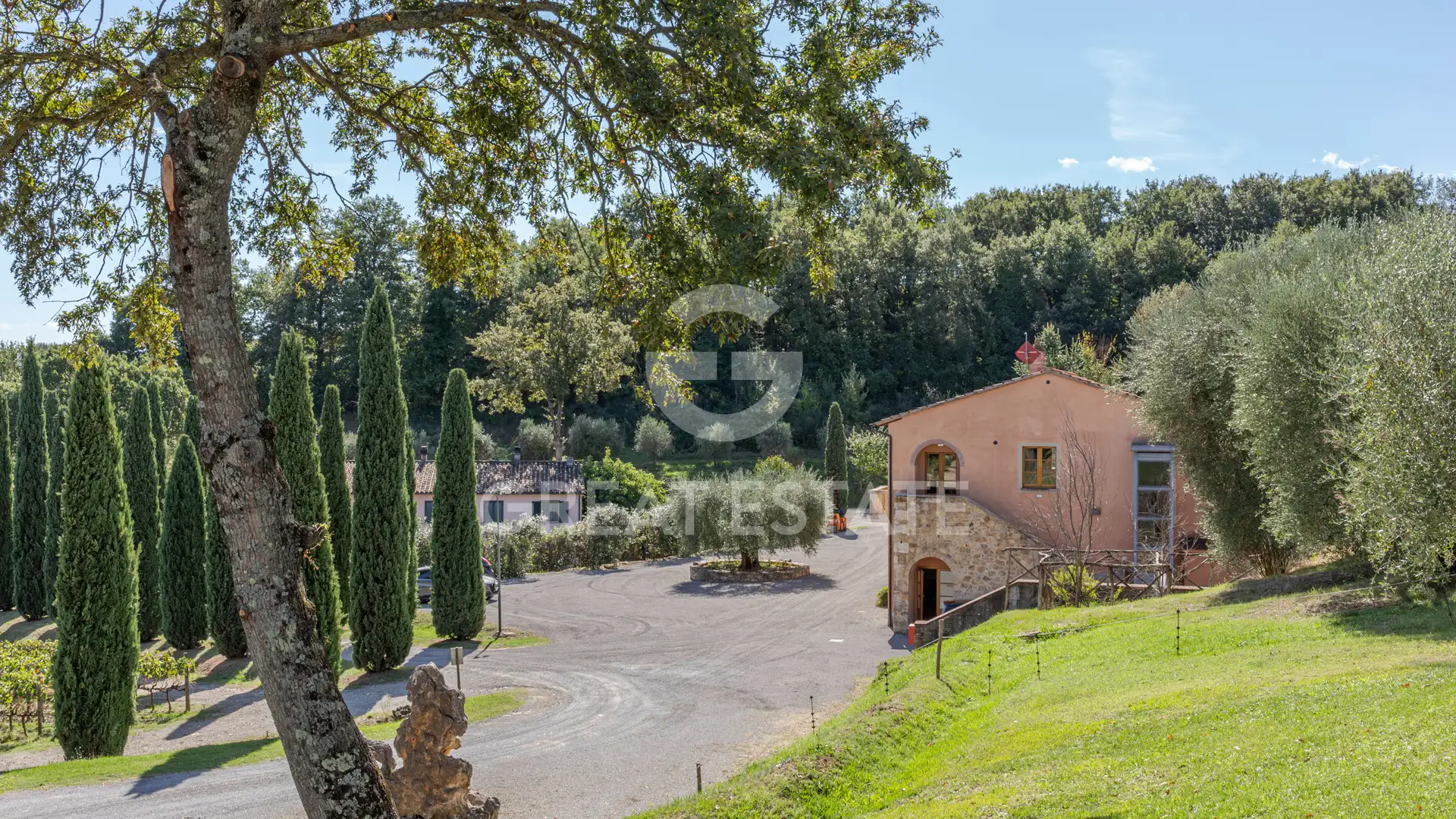 House 4584m² in Italy, Siena. Priced at 15000000€ rent photo-15