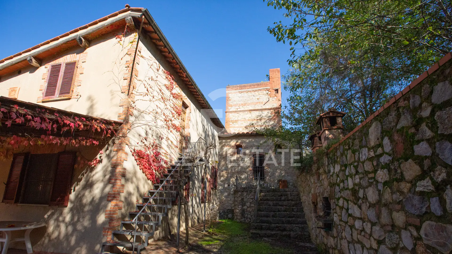 House 987m² in Italy, Siena. Priced at 740000€ rent photo-13