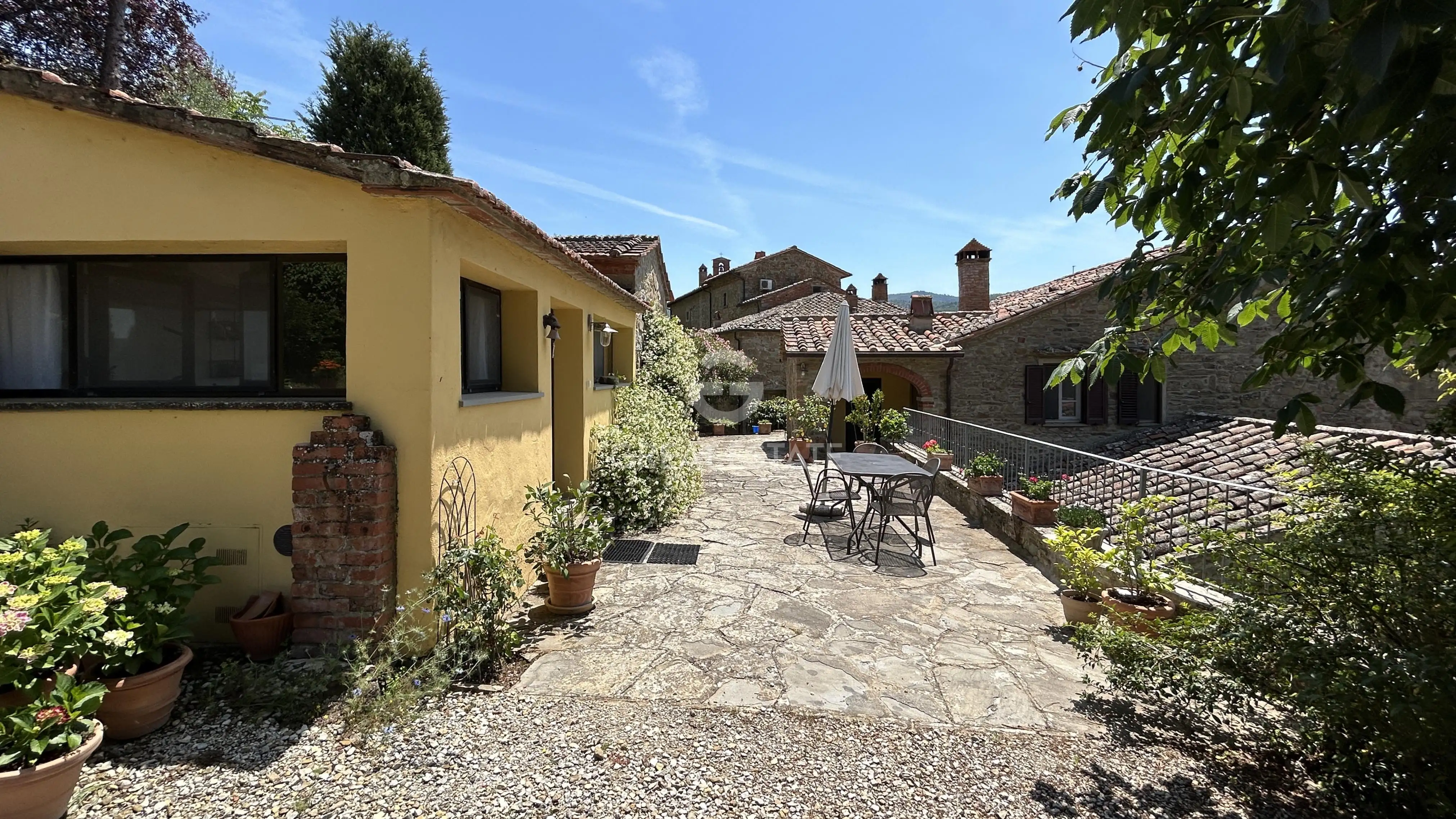 House 440m² in Italy, Arezzo. Priced at 1150000€ rent photo-12