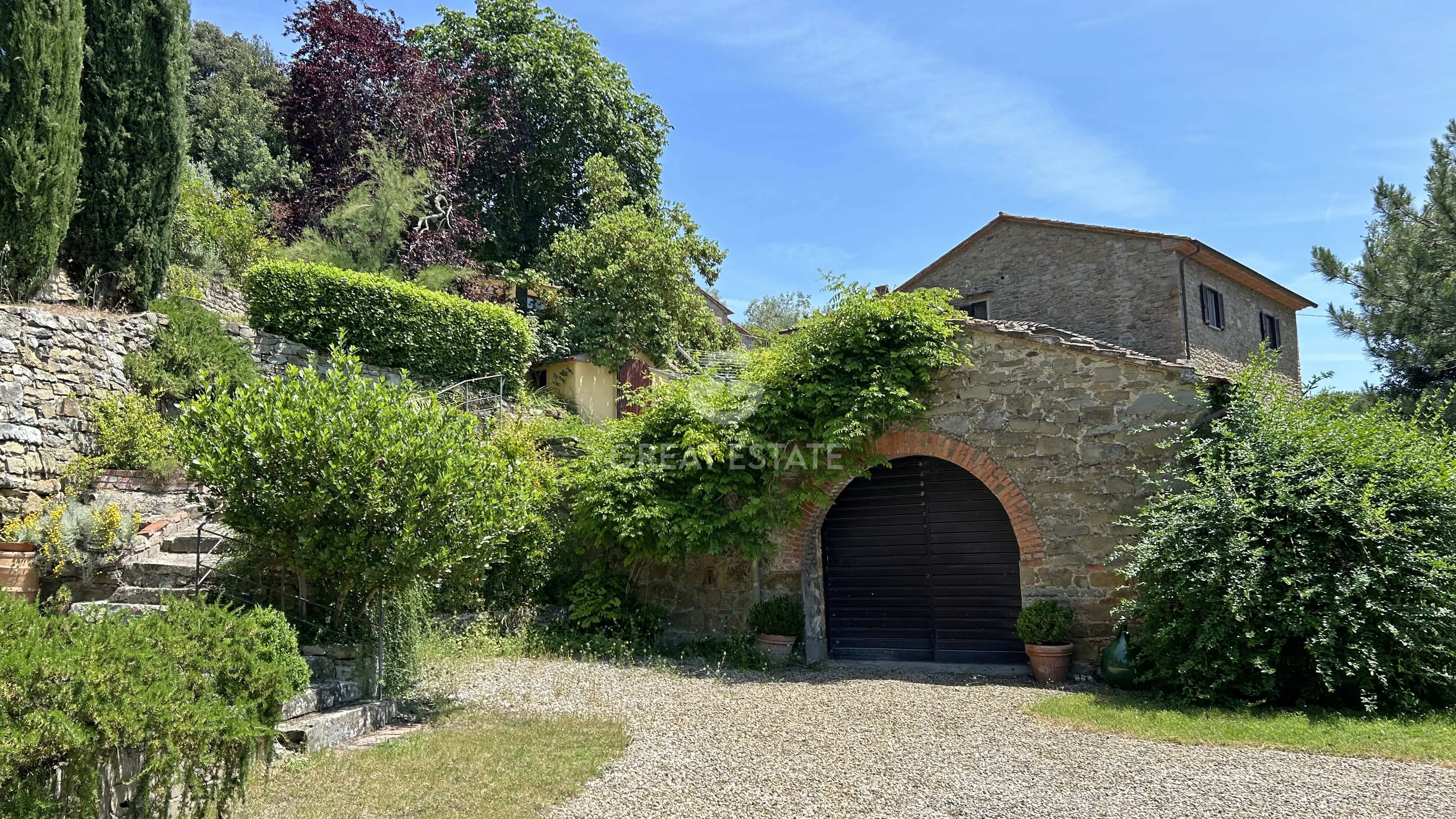 House 440m² in Italy, Arezzo. Priced at 1150000€ rent photo-2
