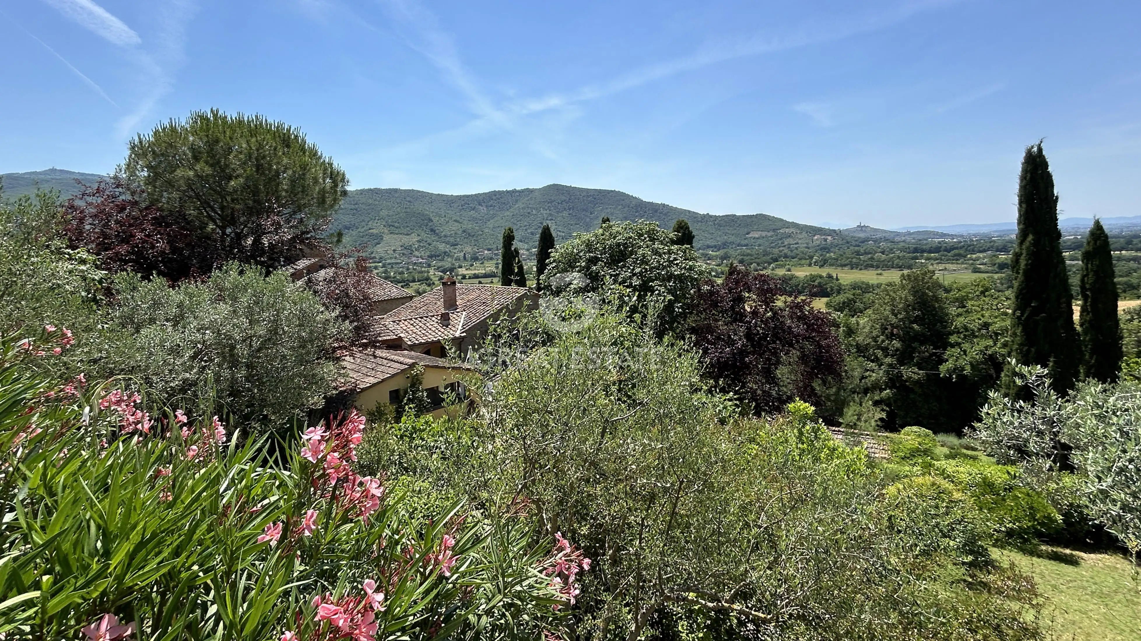 House 440m² in Italy, Arezzo. Priced at 1150000€ rent photo-8