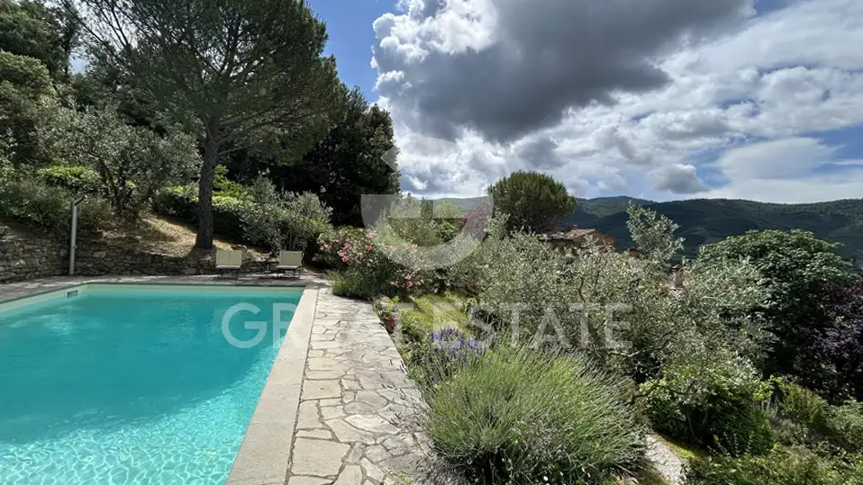 House 440m² in Italy, Arezzo. Priced at 1150000€ rent photo-3