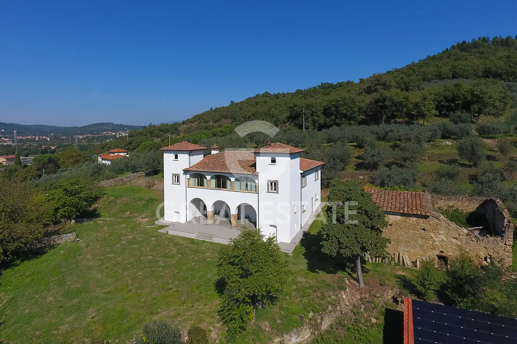 Villa 796m² in Italy, Arezzo. Priced at 1750000€ rent photo-3
