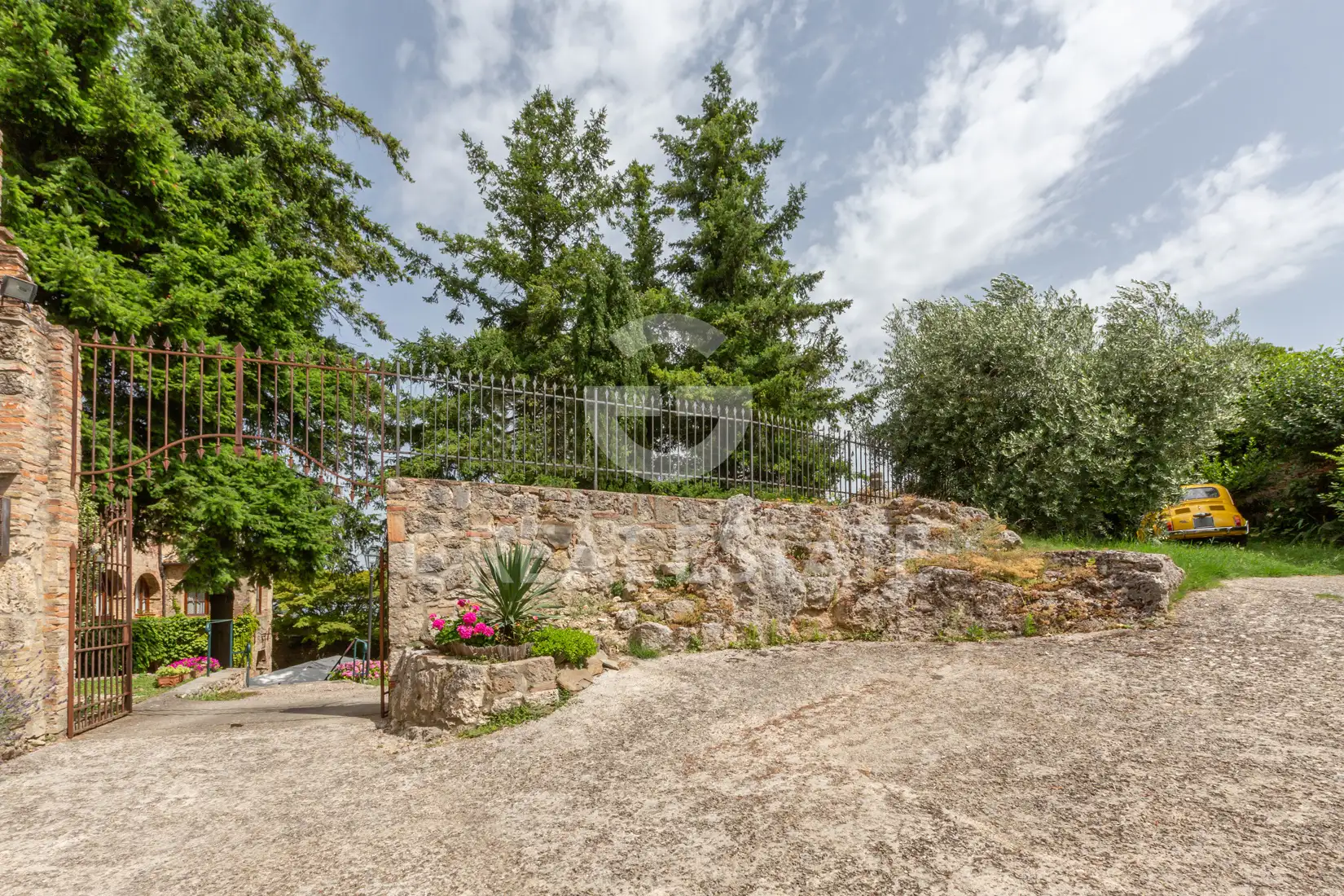 House 1453m² in Italy, Siena. Priced at 1290000€ rent photo-15