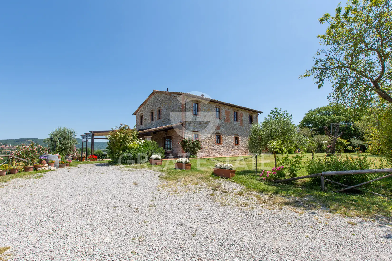 House 810m² in Italy, Terney. Priced at 1250000€ rent photo-3