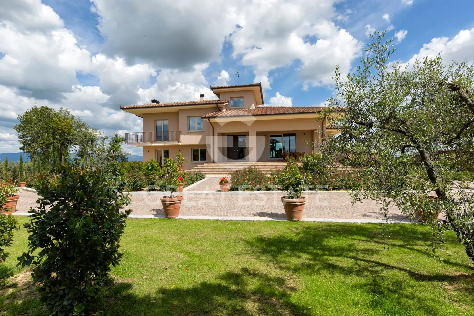 Villa 880m² in Italy, Arezzo. Priced at 3700000€ rent photo-2