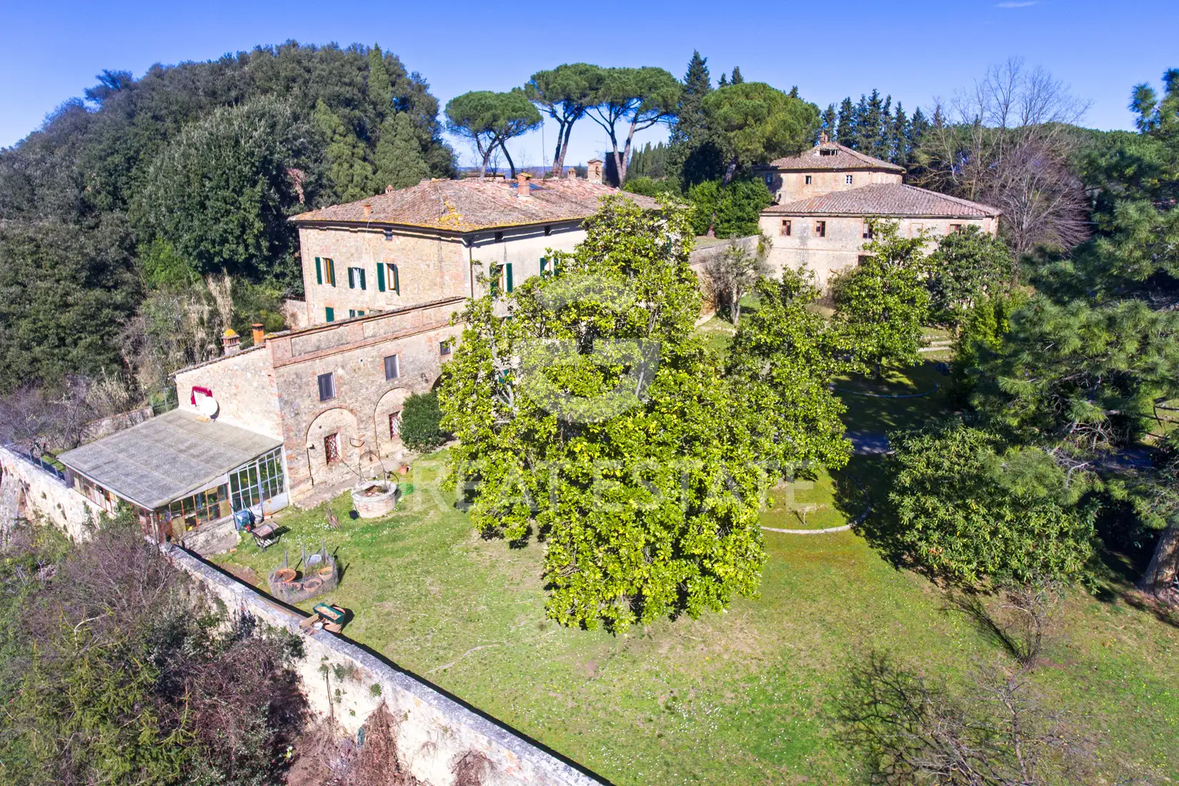 House 2325m² in Italy, Siena. Priced at 2950000€ rent photo-4