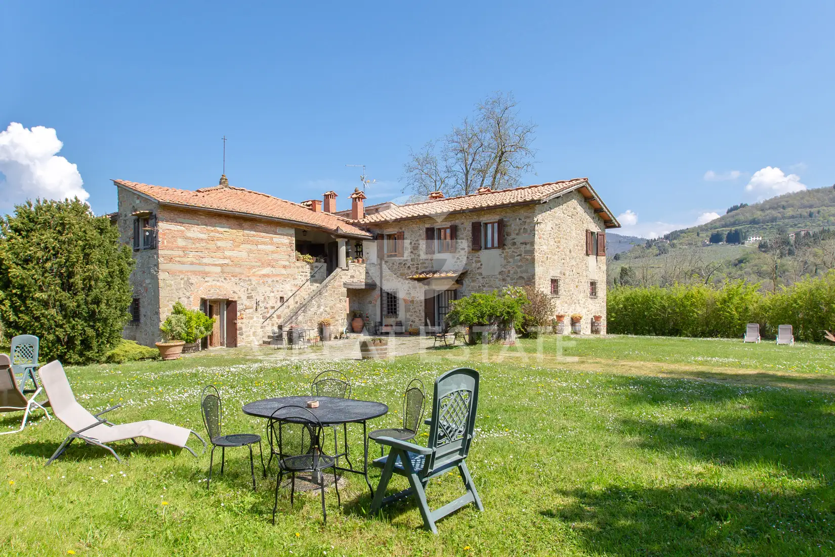 House 1563m² in Italy, Florence. Priced at 1950000€ rent photo-3