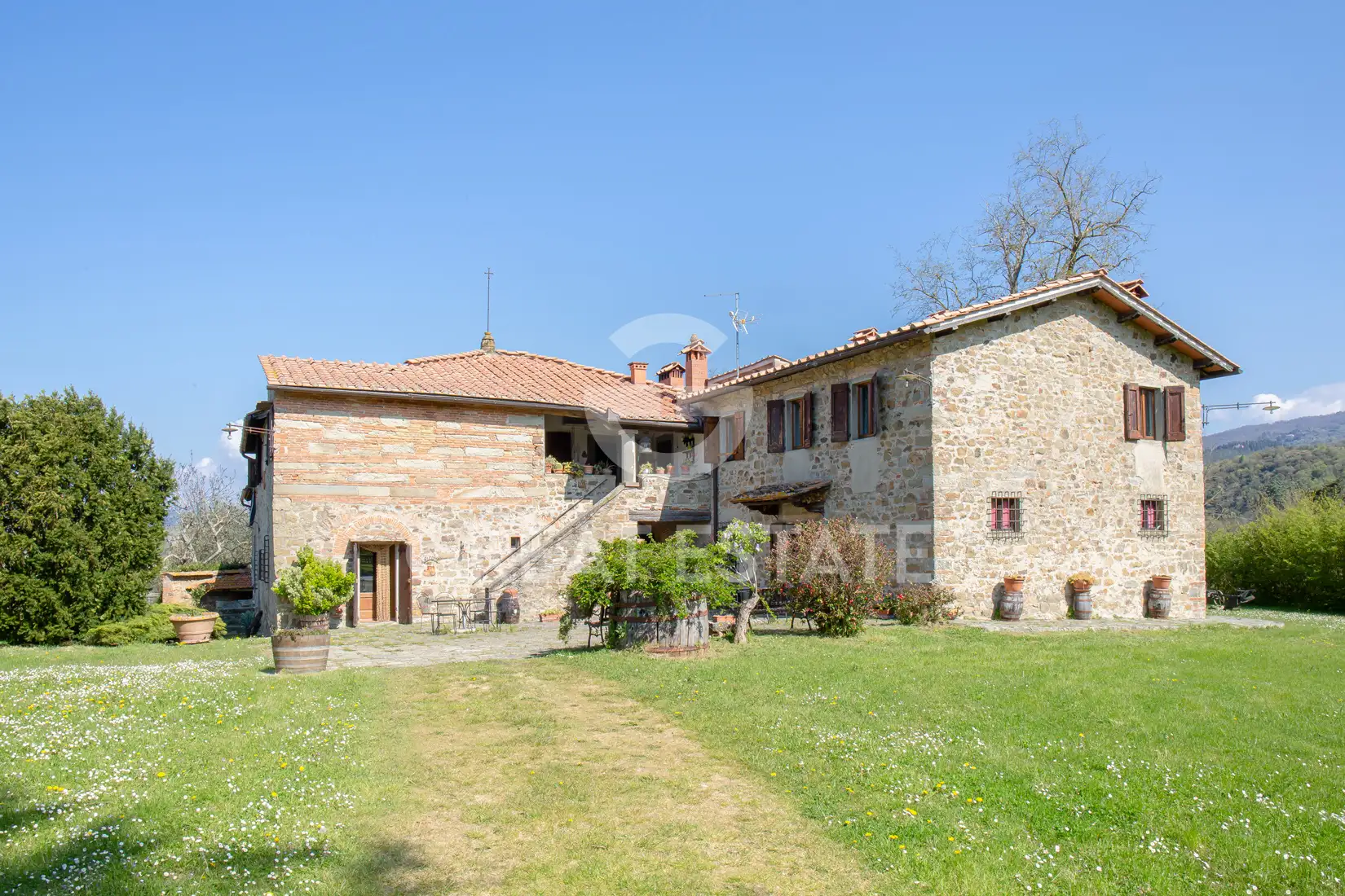 House 1563m² in Italy, Florence. Priced at 1950000€ rent photo-4