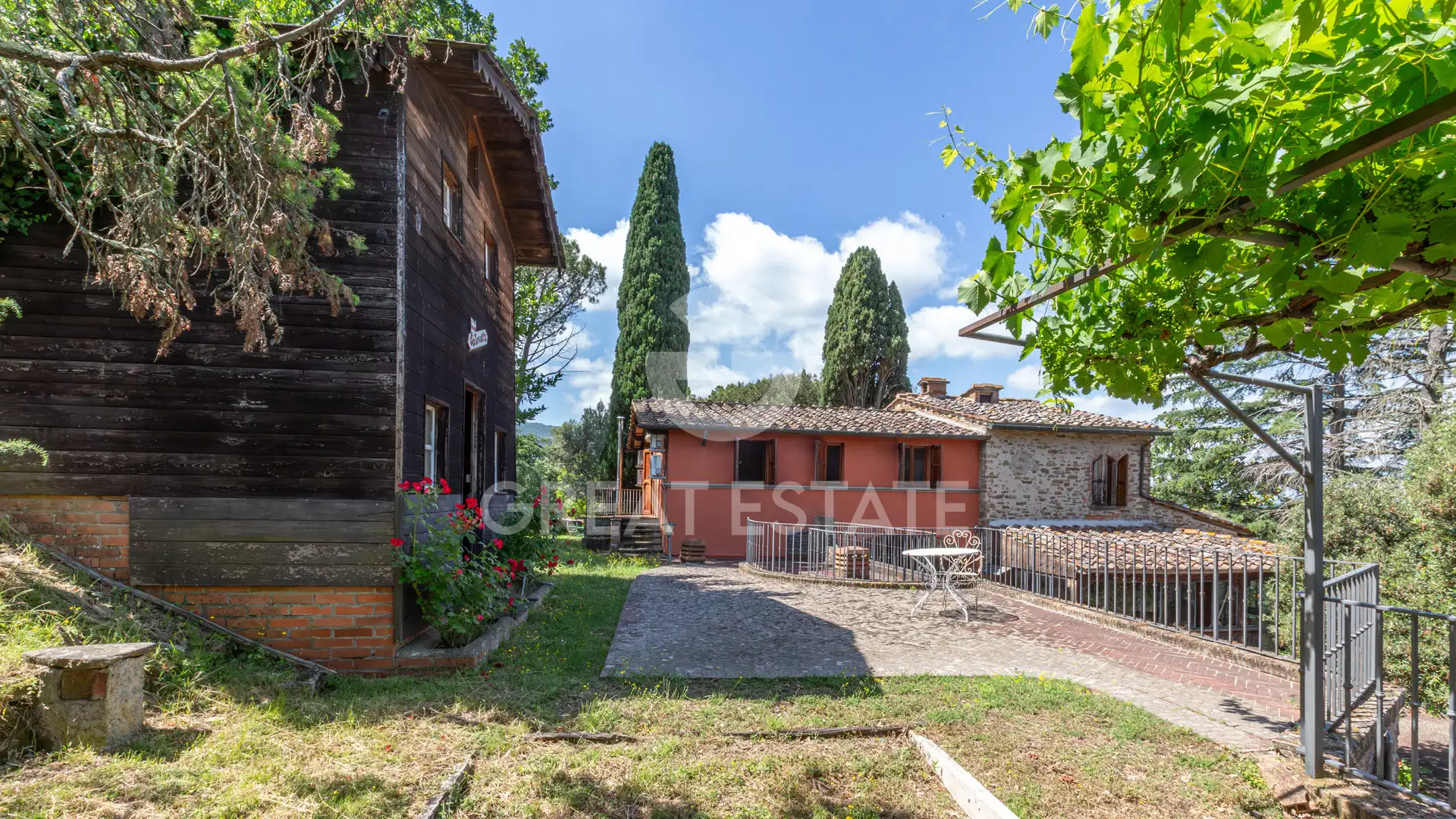 House 630m² in Italy, Arezzo. Priced at 980000€ rent photo-14