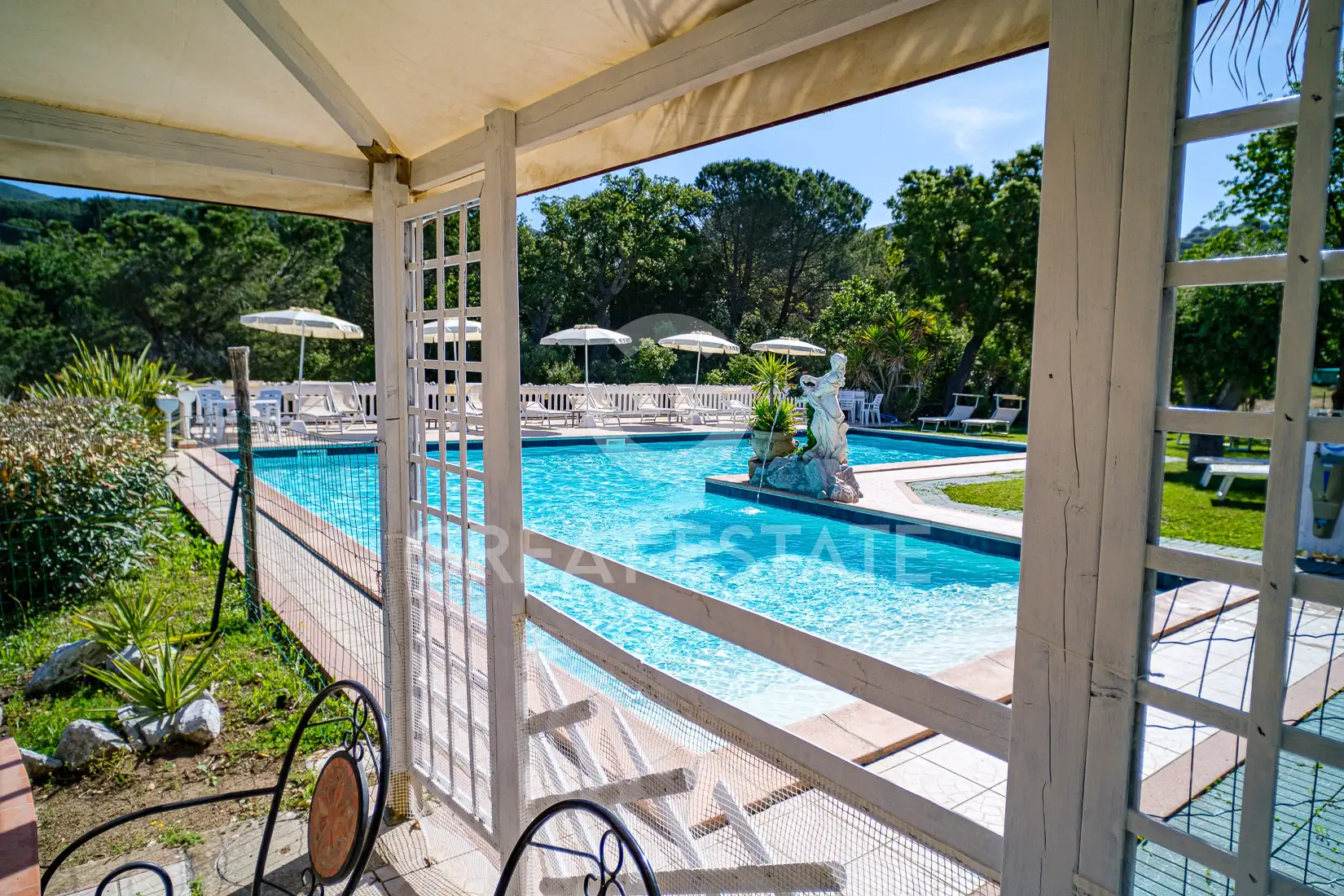 House 835m² in Italy, Livorno. Priced at 1200000€ rent photo-11
