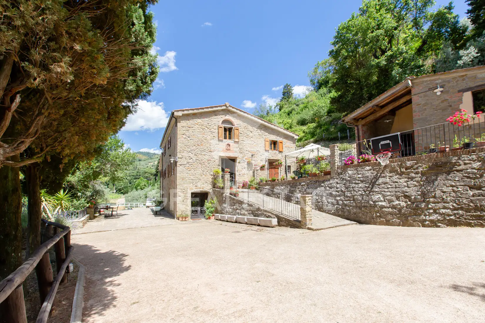 House 926m² in Italy, Arezzo. Priced at 1500000€ rent photo-3