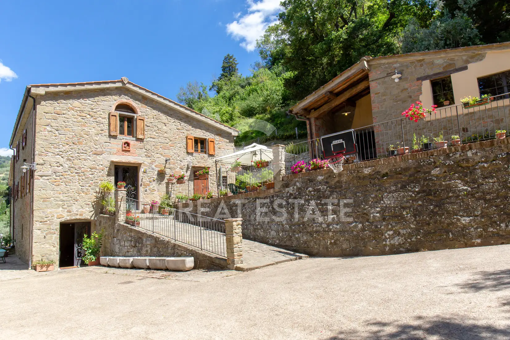 House 926m² in Italy, Arezzo. Priced at 1500000€ rent photo-4