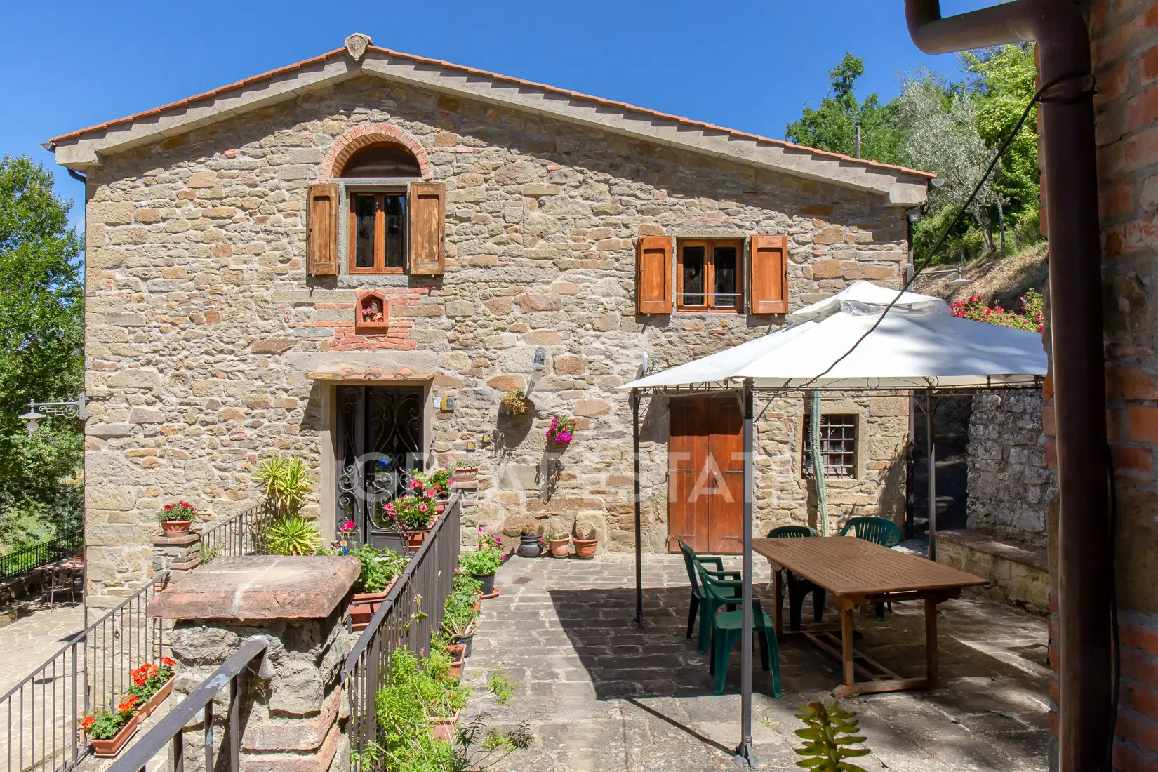 House 926m² in Italy, Arezzo. Priced at 1500000€ rent photo-5