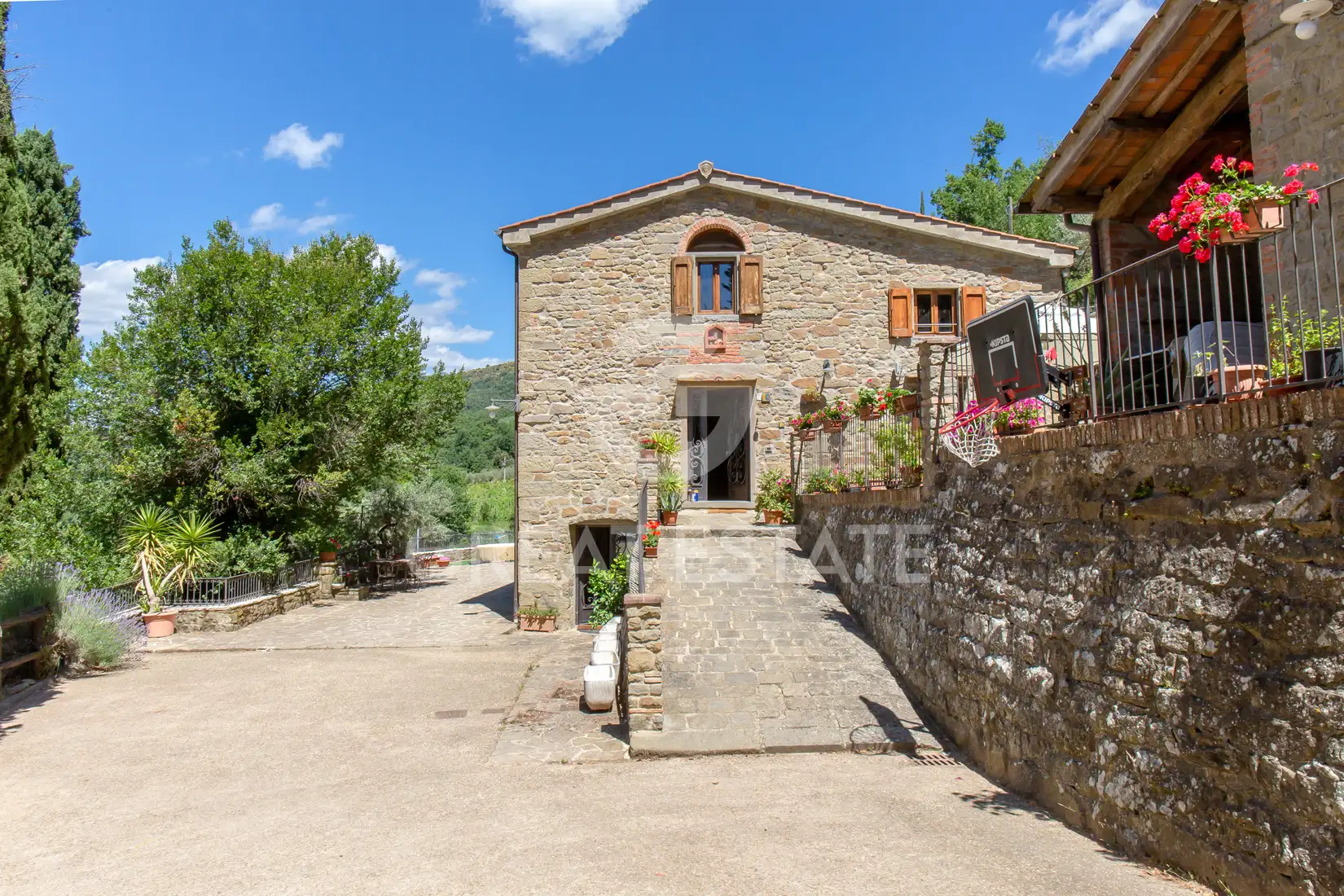 House 926m² in Italy, Arezzo. Priced at 1500000€ rent photo-6