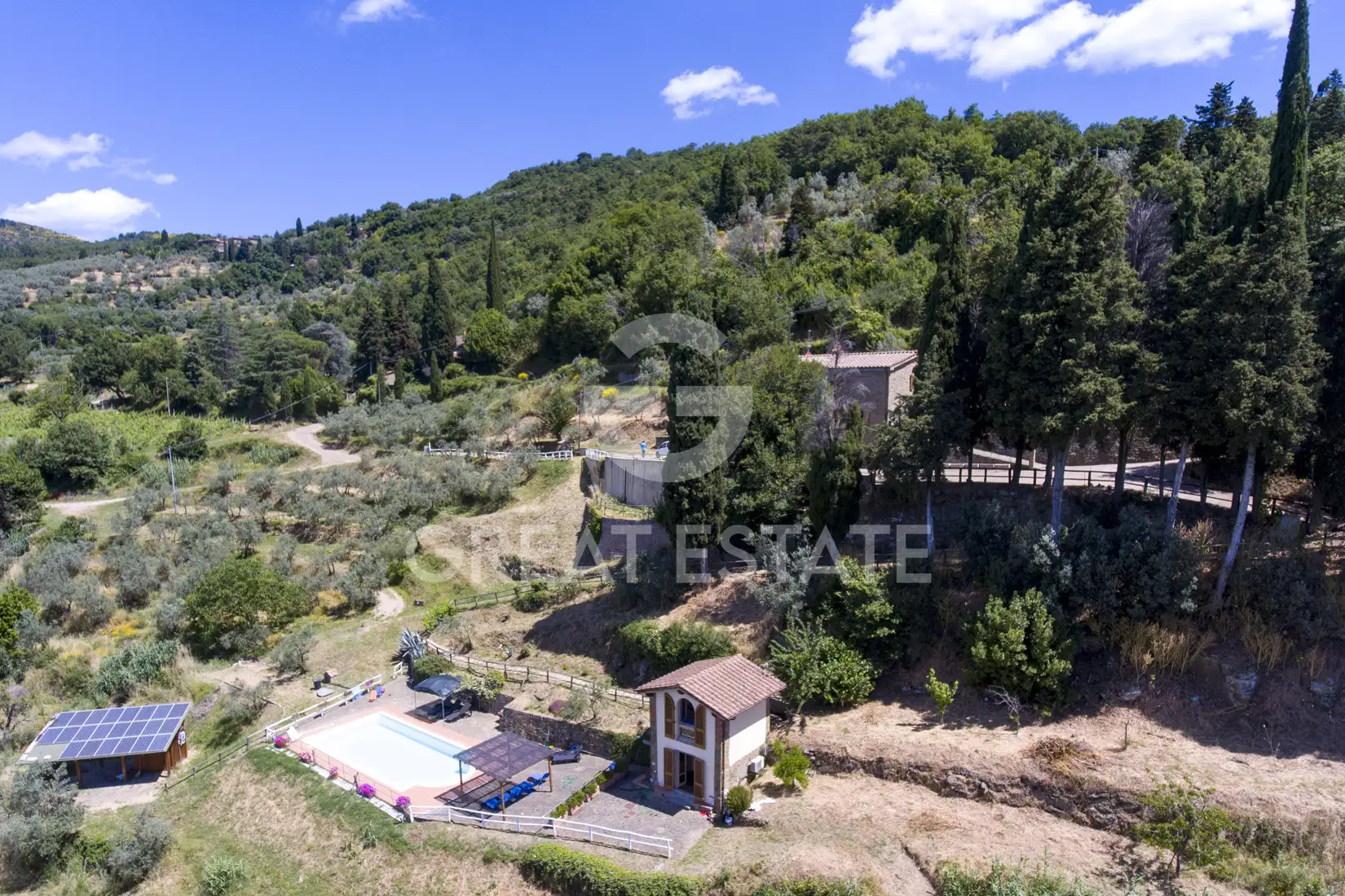 House 926m² in Italy, Arezzo. Priced at 1500000€ rent photo-12