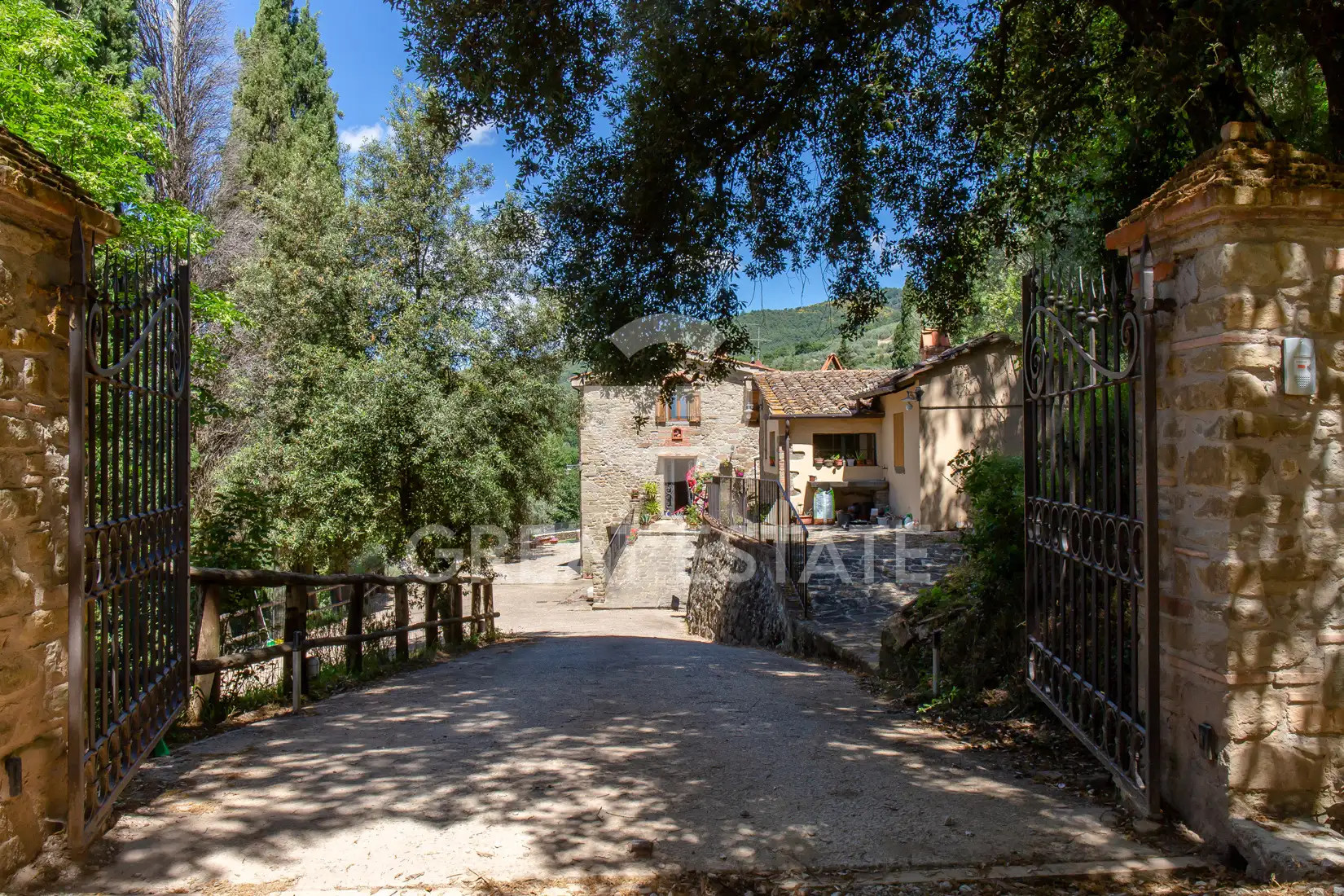 House 926m² in Italy, Arezzo. Priced at 1500000€ rent photo-13