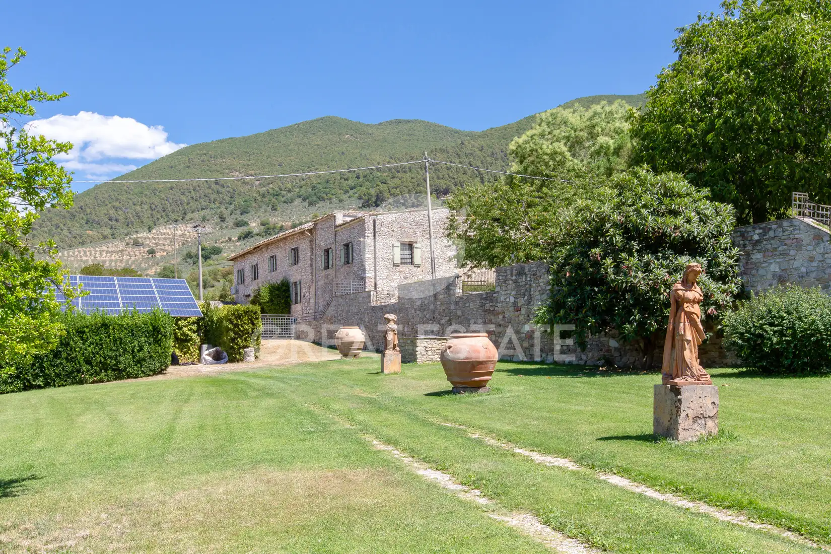 House 530m² in Italy, Perugia. Priced at 1300000€ rent photo-4