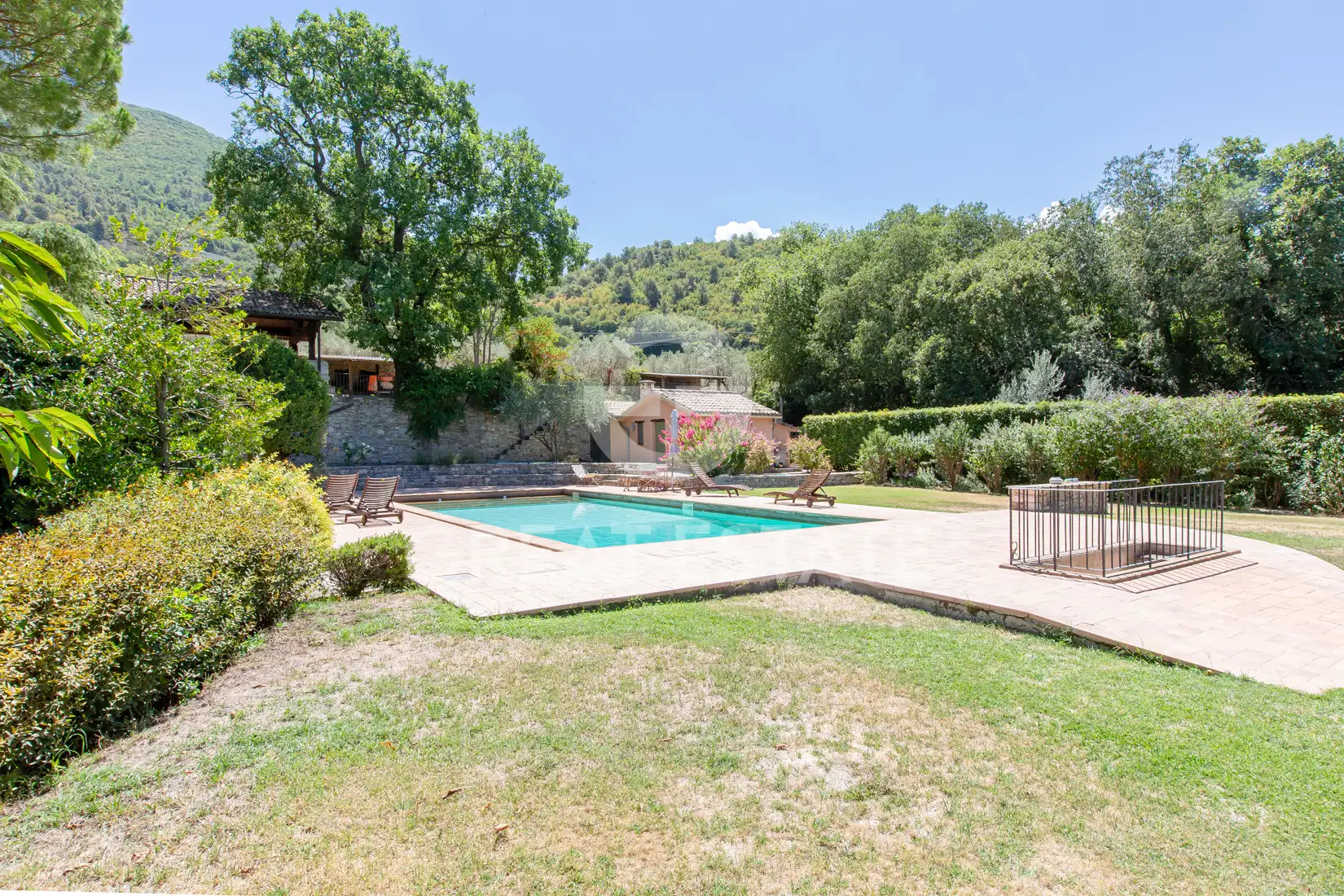 House 530m² in Italy, Perugia. Priced at 1300000€ rent photo-13