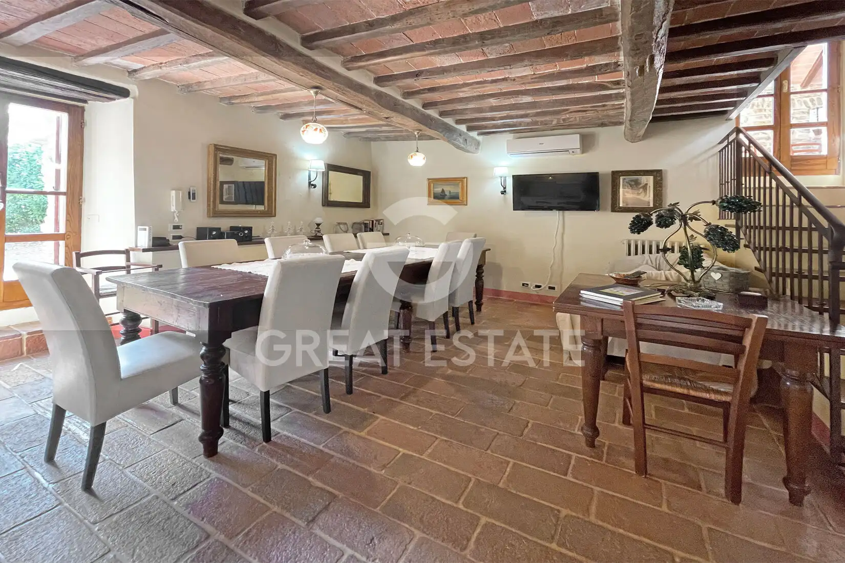 House 345m² in Italy, Arezzo. Priced at 1400000€ rent photo-14