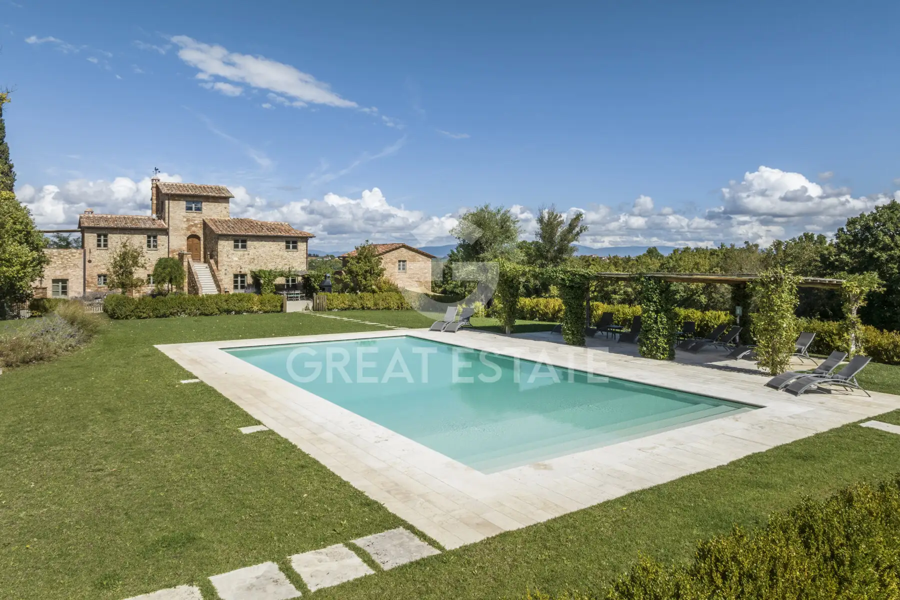 House 588m² in Italy, Siena. Priced at 3200000€ rent photo-4