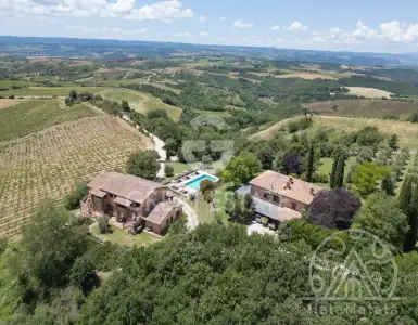 Buy in Italy for 1390000€