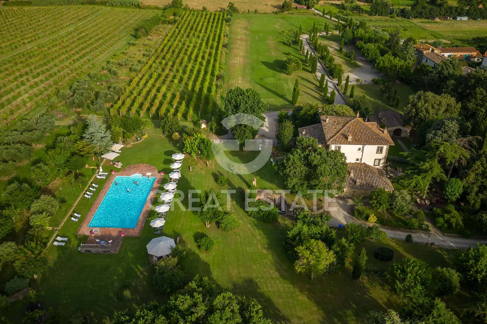 House 1075m² in Italy, Arezzo. Priced at 3500000€ rent photo-2