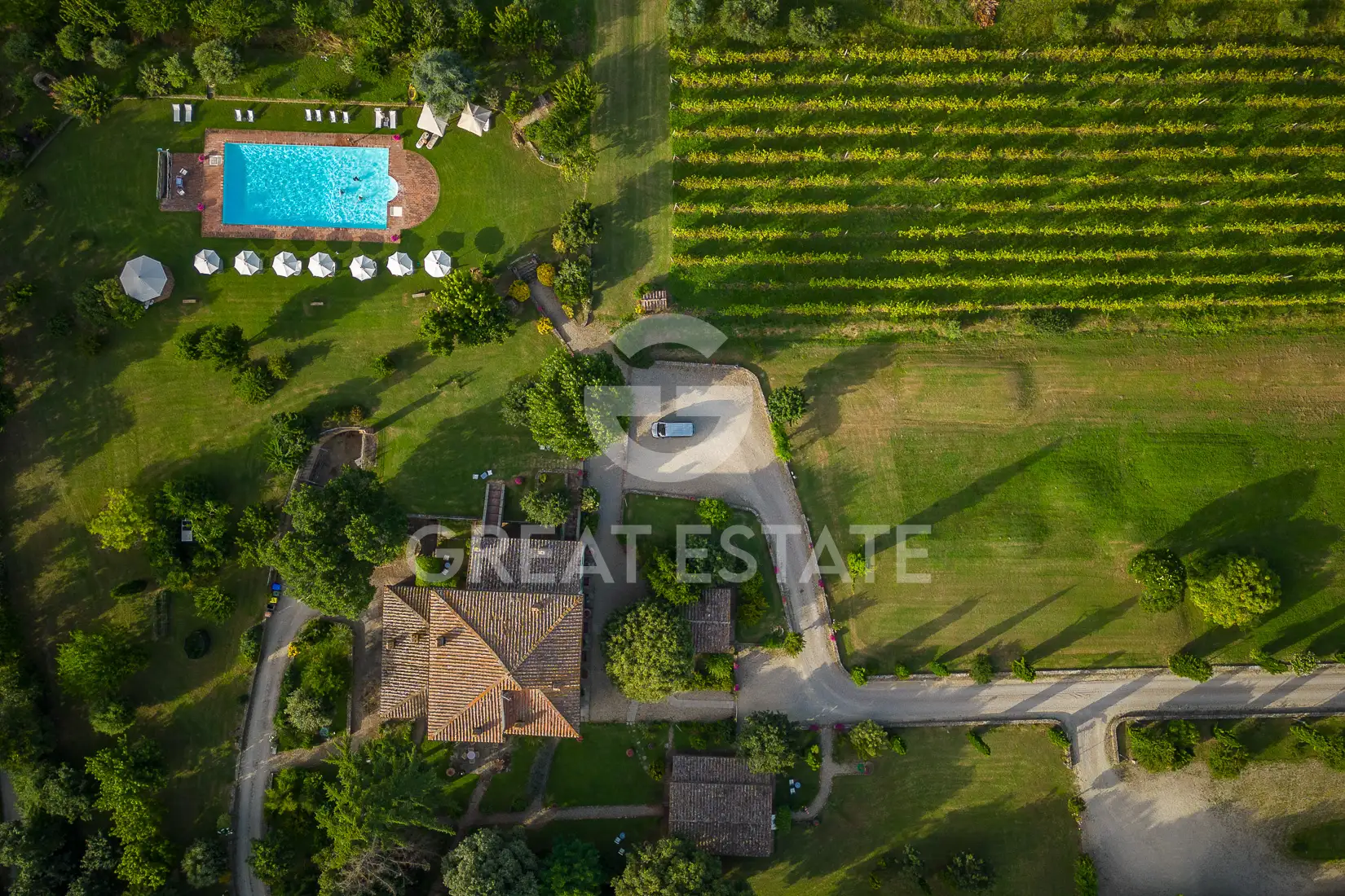 House 1075m² in Italy, Arezzo. Priced at 3500000€ rent photo-4