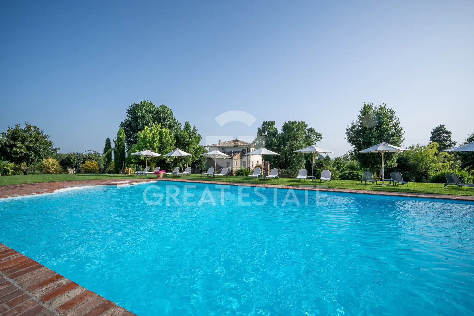 House 1075m² in Italy, Arezzo. Priced at 3500000€ rent photo-5