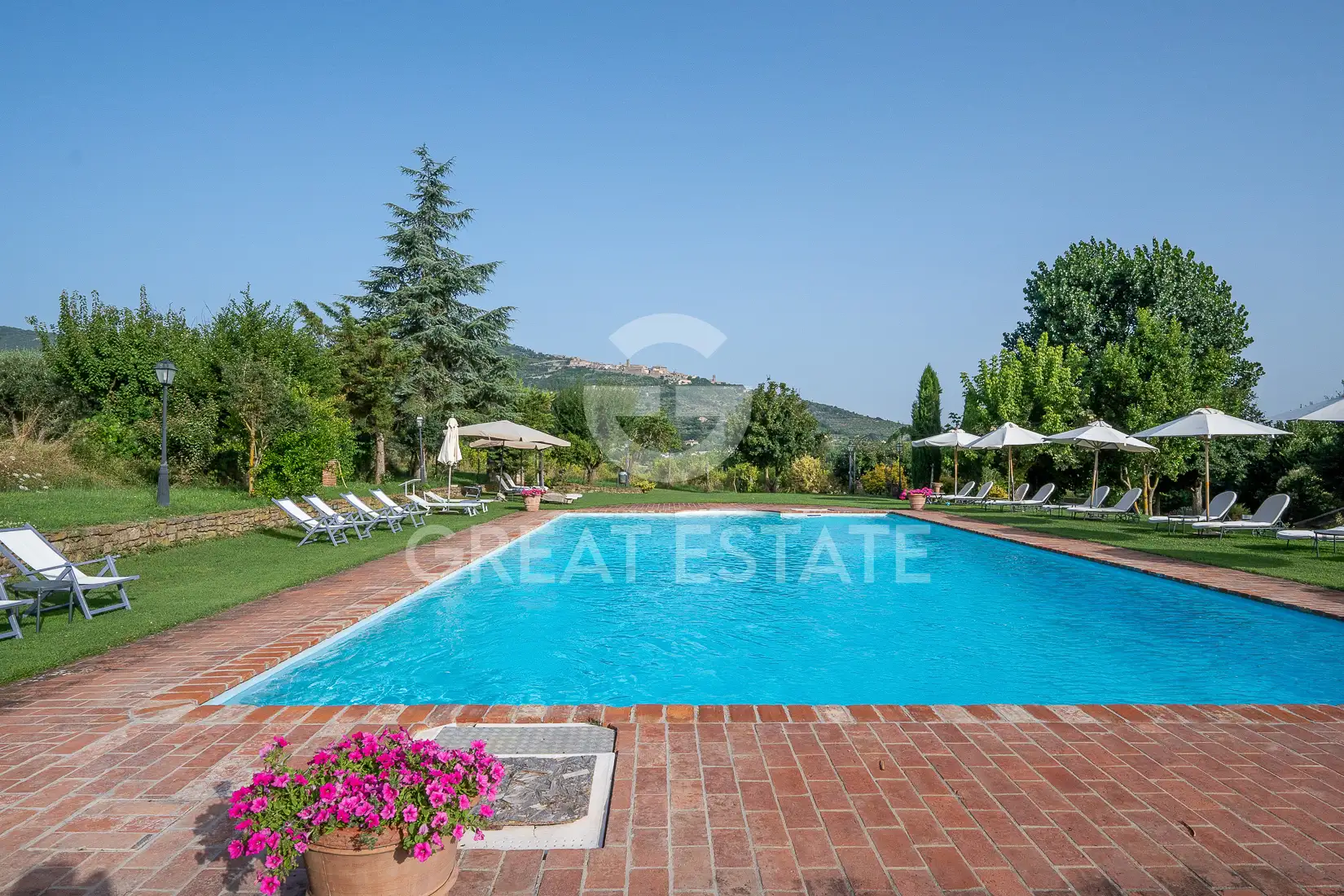 House 1075m² in Italy, Arezzo. Priced at 3500000€ rent photo-6