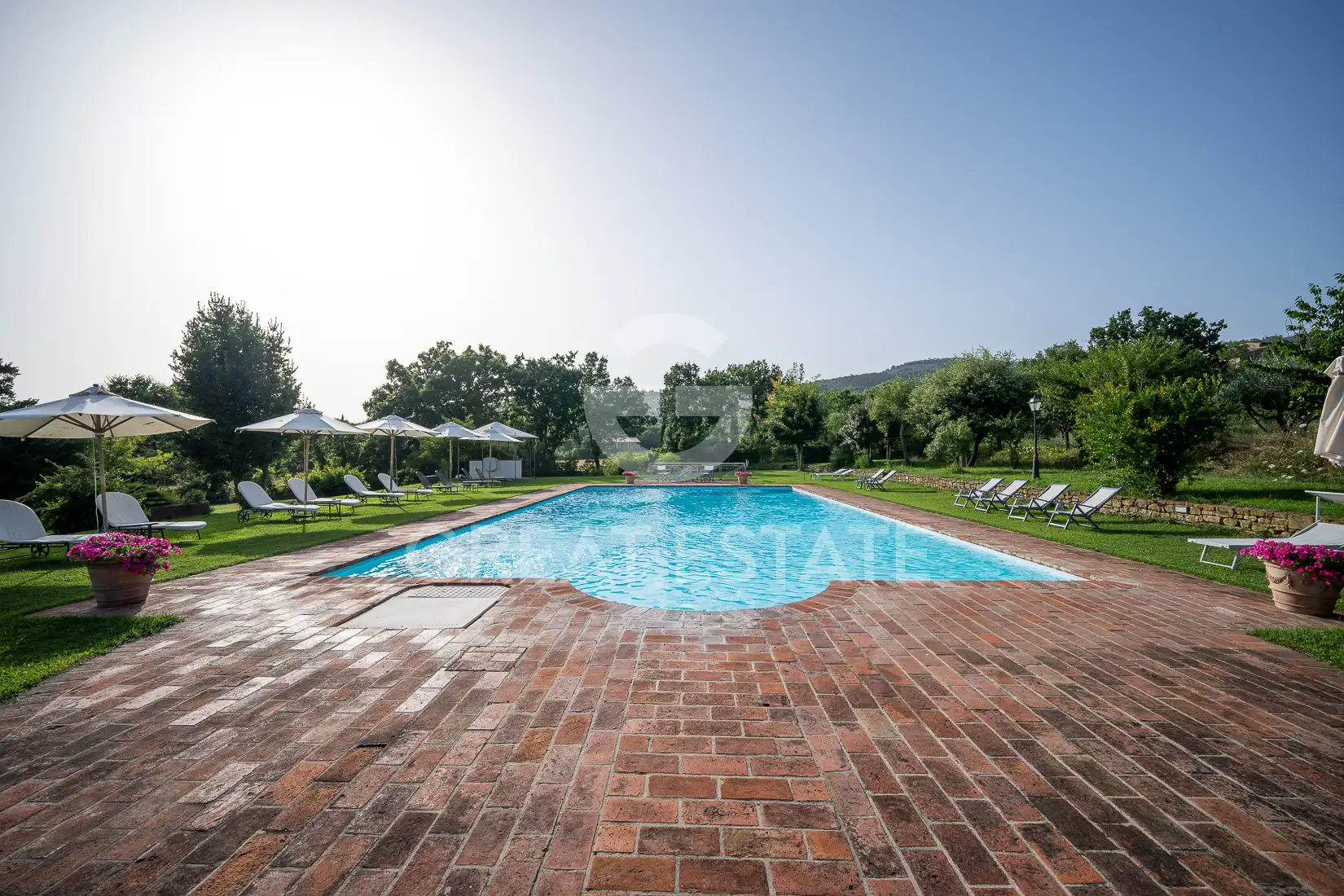 House 1075m² in Italy, Arezzo. Priced at 3500000€ rent photo-8