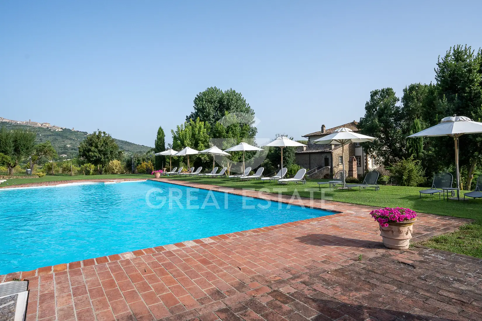 House 1075m² in Italy, Arezzo. Priced at 3500000€ rent photo-7