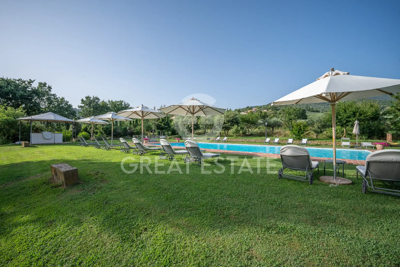 House 1075m² in Italy, Arezzo. Priced at 3500000€ rent photo-9